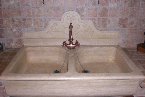Lavabo a doppia vasca con frontalino scolpito
